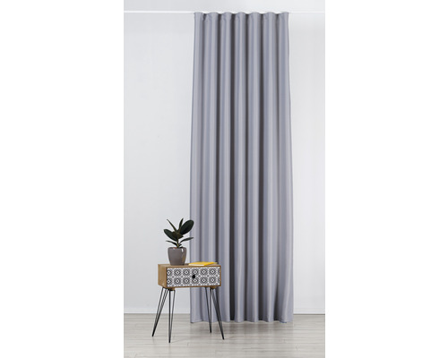 Cortină gri în fața unui perete alb