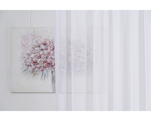 Șaluri decorative din material transparent în fața unui tablou