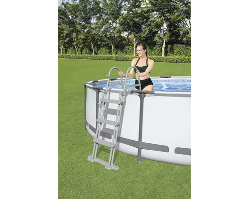 Piscină supraterană cu scară și femeie în grădină