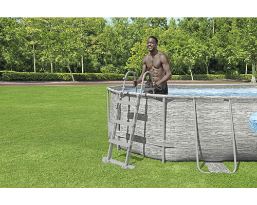Piscină supraterană cu scară în grădină