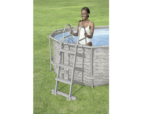 Piscină supraterană cu scară și femeie în apă