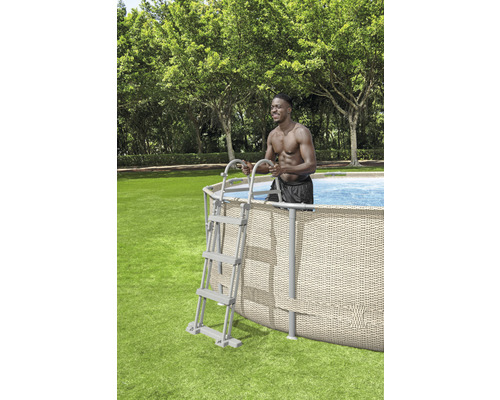 Piscină supraterană cu scară și persoană în grădină