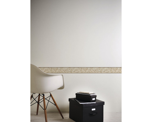 Perete cu bordură, scaun și cutii de depozitare