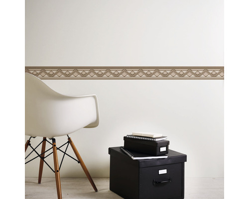 Imagine cu o cameră având o bordură cu model geometric