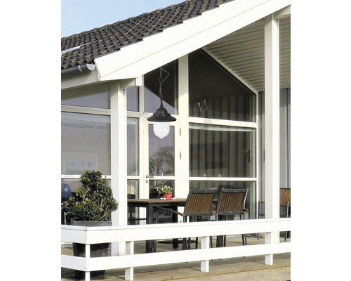 Terasa cu masă, scaune și o lampă suspendată de exterior