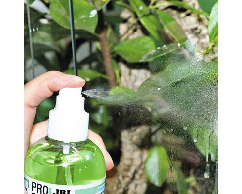 Spray de curățare pentru terarii în utilizare