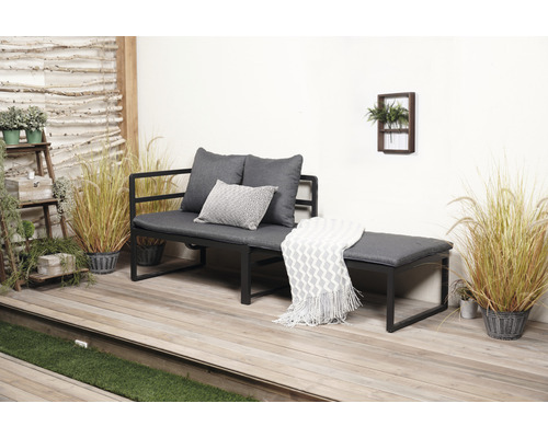 Bancă de grădină cu perne gri și pătură decorativă pe o terasă