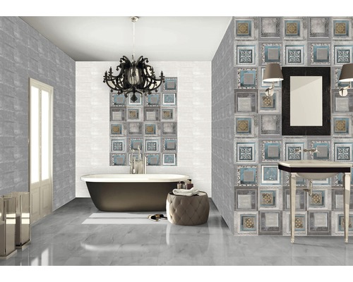 Baie cu cadă, chiuvetă, oglindă și faianță cu modele pătrate