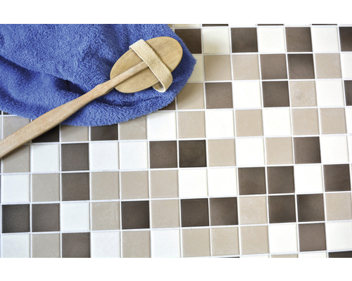 Plăci de mozaic cu perie de mână și prosop