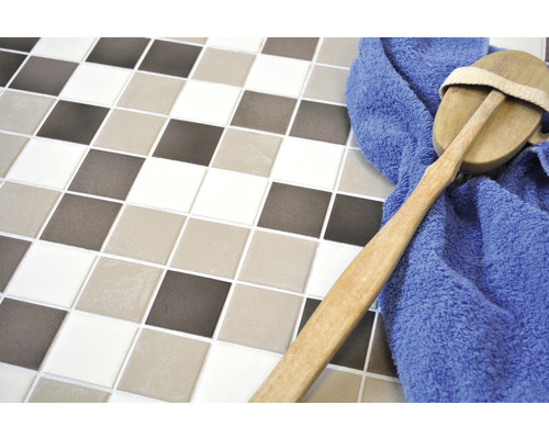 Plăci pătrate în diferite nuanțe cu o perie și un prosop albastru