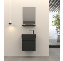 Baie modernă cu lavoar negru, oglindă și iluminat