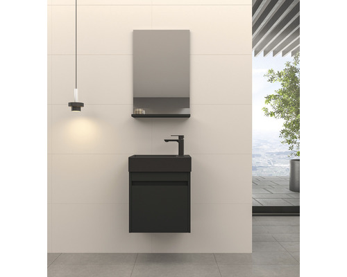 Baie modernă cu lavoar negru, oglindă și iluminat