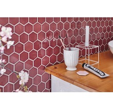 Scenă de baie cu plăci hexagonale, periuțe de dinți, pastă de dinți și decorațiuni pe o chiuvetă