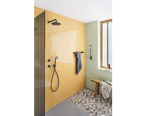 Baie cu duș, armături și plăci hexagonale pe pereți și pe podea