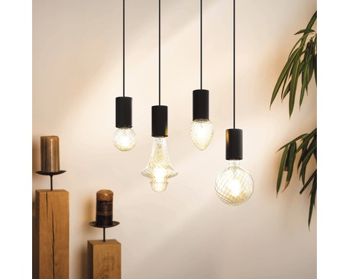 Lămpi suspendate decorative cu diferite forme și modele de becuri.
