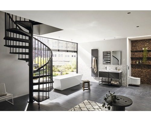 Baie luminoasă cu cadă, lavoar, toaletă și scară spiralată