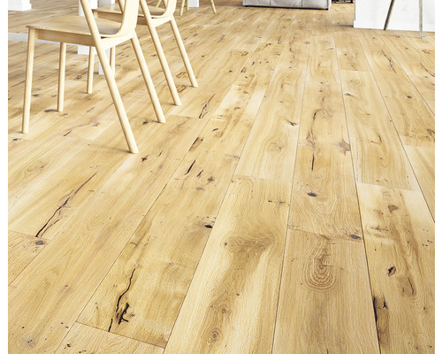 Parchet laminat din lemn așezat cu scaune într-o cameră luminoasă