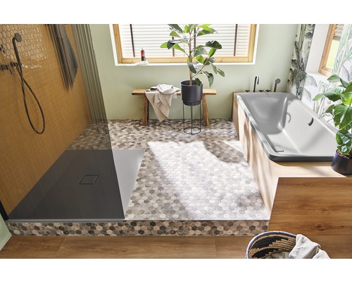 Baie luminoasă cu duș, cadă, bancă și plante de apartament