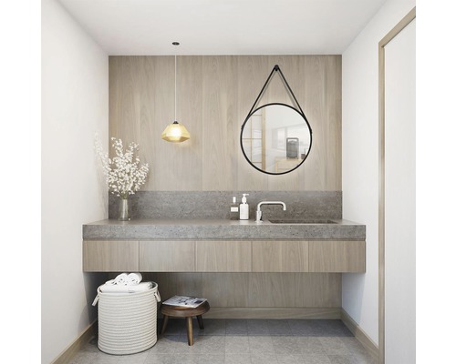 Baie cu lavoar, oglindă și decor