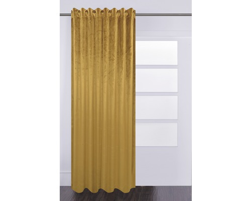 Cortină din material textil în fața ferestrei