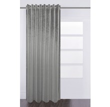 Perdea opacă gri cu ochiuri în fața unei ferestre