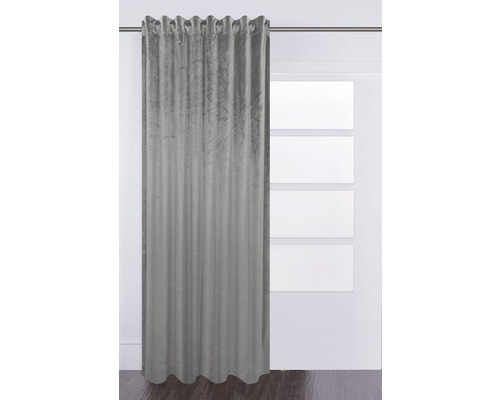 Perdea opacă gri cu ochiuri în fața unei ferestre