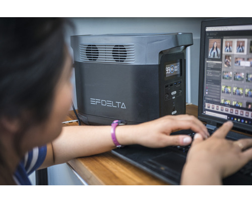 Centrală electrică EcoFlow EFDelta lângă un laptop