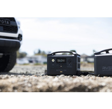 EcoFlow River Pro Powerstation lângă un vehicul