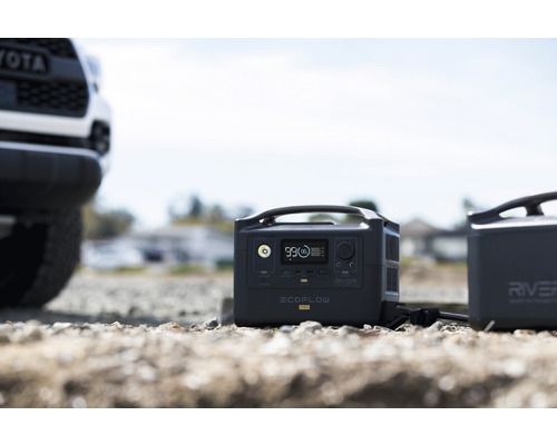 EcoFlow River Pro Powerstation lângă un vehicul