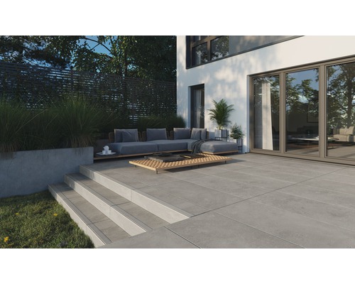 Terasa cu plăci de beton, trepte și zonă de relaxare în grădină