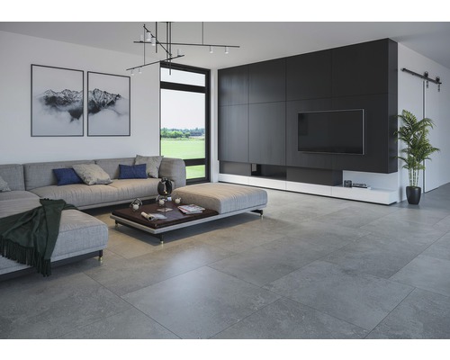 Living cu gresie gri, canapea, televizor și decorațiuni