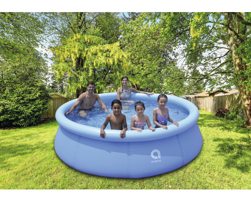 Familie într-o piscină gonflabilă Avenli în grădină.