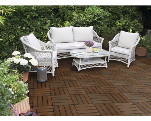 Set de mobilier de grădină pe plăci de terasă în exterior.