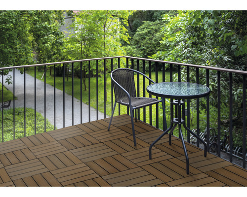 Terasa cu plăci de terasă, scaun și masă pe balcon