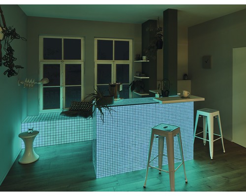 Scenă de bucătărie cu bar, scaune, ferestre și decorațiuni