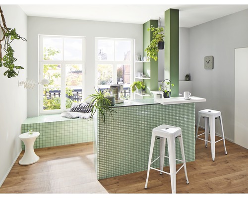 Cameră luminoasă cu tejghea, scaune de bar, pervaz și elemente decorative