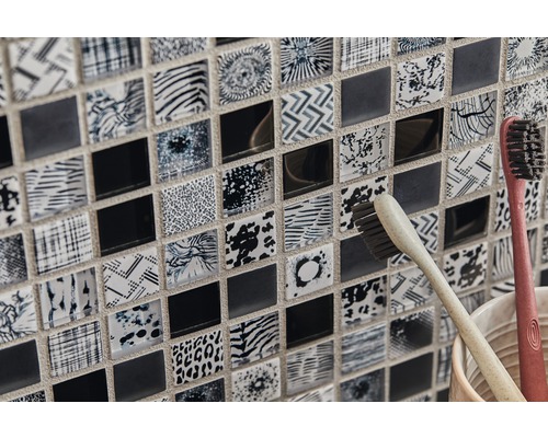 Prim-plan cu plăci de mozaic cu diverse modele și două periuțe de dinți