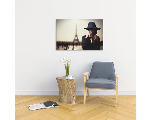 Cameră de zi cu pictură murală, măsuță laterală, scaun și broșură