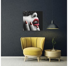 Cameră decorativă cu fotoliu, măsuță laterală, lampă suspendată și artă murală