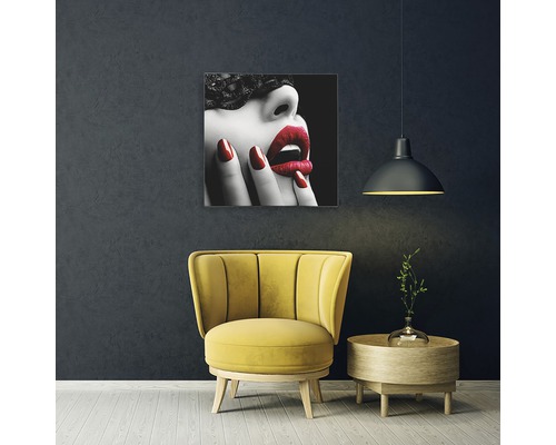 Cameră decorativă cu fotoliu, măsuță laterală, lampă suspendată și artă murală