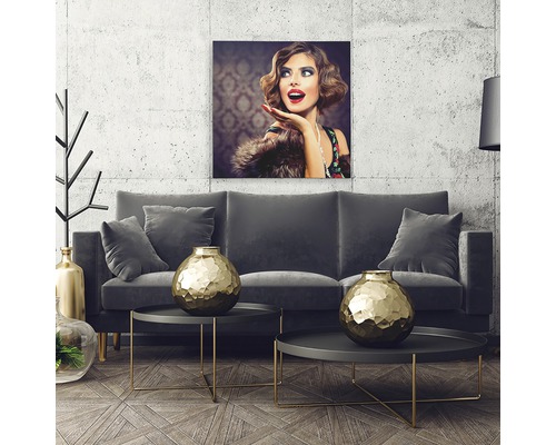 Tablou decorativ de perete în camera de zi cu canapea și masă