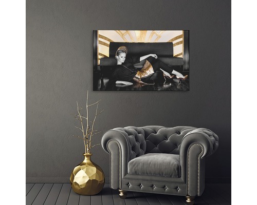 Imagine decorativă de perete cu o femeie pe o canapea deasupra unui fotoliu și o vază aurie