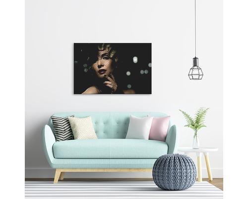 Camera de zi cu canapea, măsuță laterală, taburet și o imagine pe perete