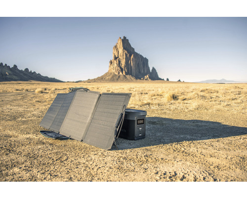 Panou solar portabil cu generator de energie într-un peisaj deșertic.