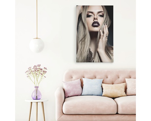 Tablou decorativ pe pânză cu o femeie deasupra unei canapele într-un living