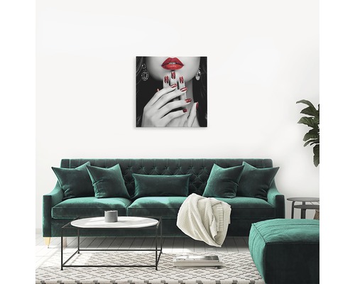 Tablou decorativ de perete cu buzele și unghiile roșii ale unei femei într-un living