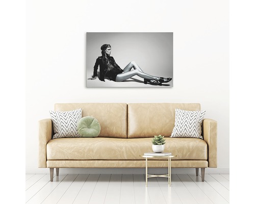 Pânză foto alb-negru cu o femeie pe o canapea