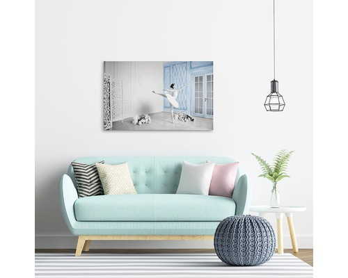 Tablou decorativ pe pânză cu o balerină deasupra unei canapele