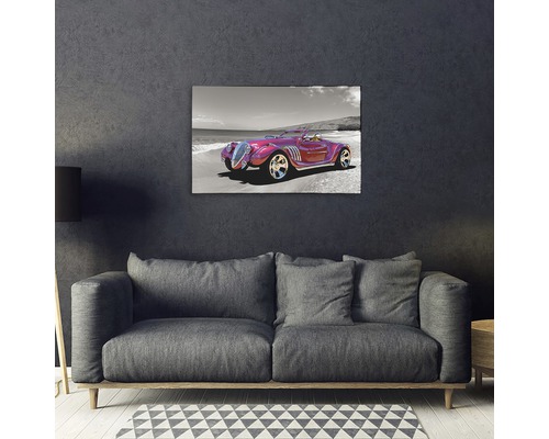 Sufragerie cu canapea gri și tablou mural cu o mașină de epocă