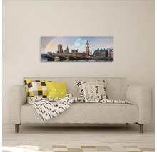 Sufragerie cu canapea și pictură murală cu Londra cu Big Ben sub un curcubeu.